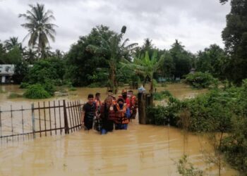 PASUKAN APM menyelamatkan penduduk di Kampung Lanjut Manis, Melaka.