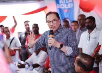 ANWAR Ibrahim berucap pada program penyertaan bekas ahli MIC dan ramah mesra masyarakat India di Ulu Kinta, Ipoh hari ini. - UTUSAN/MUHAMAD NAZREEN SYAH MUSTHAFA