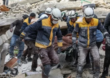 PASUKAN White Helmets menjalankan misi pencarian mangsa-mangsa gemoa bumi yang terselamat di Syria.-AGENSI