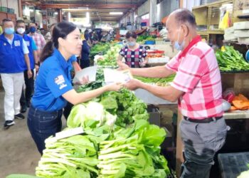 FELICIA Wong Yin Ting ketika turun bertemu pengundi di Pasar Besar Seremban, semalam. -UTUSAN/NOR SHAFAWATI YUP