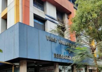 KEBAKARAN berlaku di sebuah hospital di pinggir Mumbai, India awal pagi ini, mengorbankan 13 pesakit Covid-19. - AGENSI