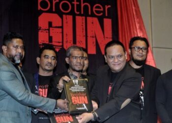 MOHD. Fazli Hassan (tiga dari kanan) bersama Muthdagan (kiri) dan Abdullah Ghani (tiga dari kiri) pada menandantangani perjanjian usahasama Penerbitan Filem 'Brother Gun' di Seremban hari ini. - FOTO/MOHD. SHAHJEHAN MAAMIN