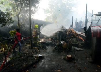 KEADAAN kebakaran sebuah rumah di Jalan Perak, Jelutong, Pulau Pinang petang tadi yang menyebabkan seorang warga emas cedera pada beberapa bahagian badan dan mengalami sesak nafas.  - UTUSAN/MUHAMMAD IQBAL HAMDAN