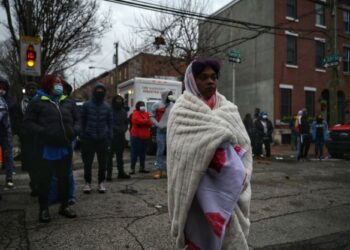 AHLI keluarga mangsa berada di lokasi kejadian yang berlaku 5 Januari lalu, di Philadelphia.-AFP