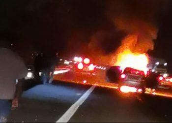 KEADAAN sebuah kereta yang terbakar setelah terlibat dalam kemalangan dengan sebuah motosikal di Kilometer 74.2, Lebuh Raya Utara Selatan di Gurun, Kedah, malam semalam.