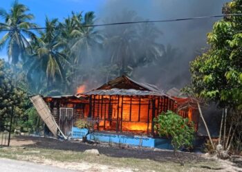 Kebakaran memusnahkan sebuah rumah di Kampung Baru, Rompin di Jempol,  hari ini.