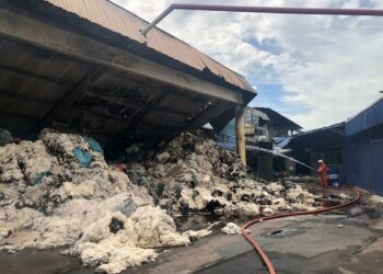 KILANG tekstil di Jalan Teknologi 2, Kawasan Perindustrian Mengkibol Kluang, Johor terbakar hari ini.