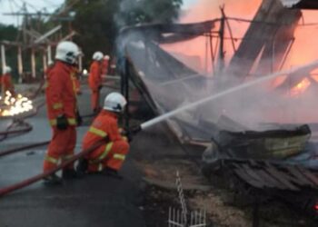 ANGGOTA bomba memadam kebakaran dalam kejadian yang memusnahkan rumah penduduk Kampung Sri Dungun, Pontian, Johor hari ini.