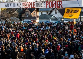 ORANG ramai berhimpun di George Floyd Square selepas mahkamah menjatuhkan hukuman bersalah terhadap Derek Chauvin di Minnesota, April lalu. -AFP