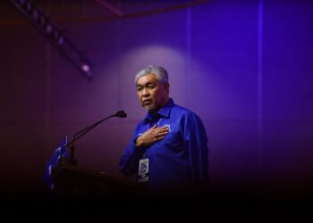 AHMAD Zahid Hamidi berucap ketika  penutupan Konvensyen BN Selangor di Pusat Konvensyen Setia City di Shah Alam, Selangor, hari ini. - UTUSAN / ZUFADHLI ZAKI