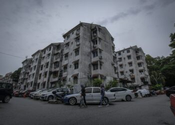 KEADAAN flat yang uzur di Taman Desa Petaling, Kuala Lumpur, baru-baru ini. - UTUSAN/MUHAMAD IQBAL ROSLI