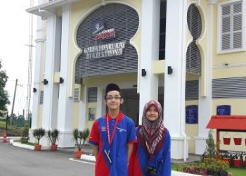 PENULIS bersama kakak di depan Galeri Darurat Bukit Kepong, Johor, tiga tahun lalu.