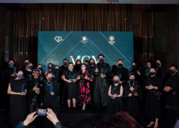 Leong Sir Ley (tengah baju hitam berbunga merah) bergambar bersama 25 pereka terbabit dalam Met Gala Malaysia (MGM) 2021 berlangsung di Hotel Ames, Ayer Keroh, Melaka, baru-baru ini.