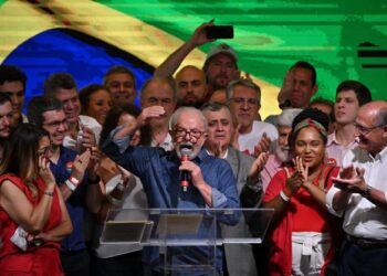 LUIZ Inacio Lula da Silva meraikan penyokongnya di laluan Paulista di Sao Paulo, Brazil selepas memenangi pilihan raya presiden kelmarin.-AFP