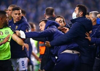 KEADAAN tegang sejurus tamat perlawanan Porto dan Lisbon mencemari saingan Liga Primeira, Portugal. – IHSAN MEDIA SOSIAL