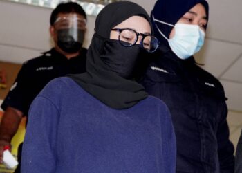 SITI Aishah Mohamad Amir dibawa keluar dari Mahkamah Sesyen Ipoh, Perak, hari ini selepas mengaku bersalah atas lima pertuduhan mengemukakan dokumen palsu menuntut gaji empat tahun lepas. - UTUSAN/ZULFACHRI ZULKIFLI