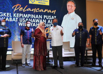 Hasni Mohammad menyampaikan trofi kepada seorang peserta sempena perasmian Bengkel Kepimpinan Pusat Sahabat Usahawan AIM Wilayah Johor di Senai, Johor Bahru, semalam. – UTUSAN/RAJA JAAFAR ALI