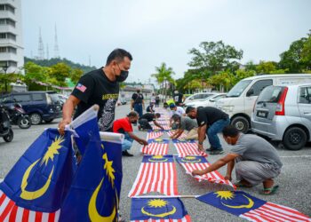 Penduduk setempat bergotong-royong memasang Jalur Gemilang sempena Hari Kebangsaan di Projek Perumahan Rakyat (PPR) Hiliran, Kuala Terengganu adalah antara contoh kasih-sayang dan kerjasama yang digalakkan dalam Islam. – UTUSAN/PUQTRA HAIRRY