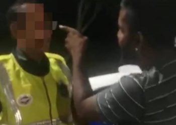 TANGKAP layar rakaman video seorang lelaki cuba melakukan provokasi terhadap anggota polis di Plaza Tol Slim River hari ini. - MEDIA SOSIAL