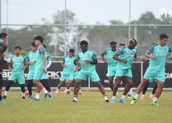 PEMAIN Terengganu melakukan persiapan akhir semalam menjelang pertemuan menentang Pahang malam ini. - IHSAN TERENGGANU FC