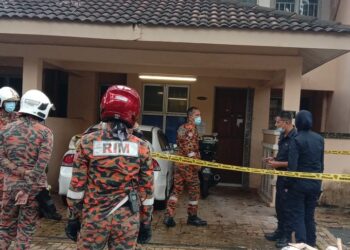 PIHAK Bomba terpaksa memecah masuk rumah mangsa di sebuah unit Kuarters 2 tingkat di Presint 11, Putrajaya. - GAMBAR IPD PUTRAJAYA