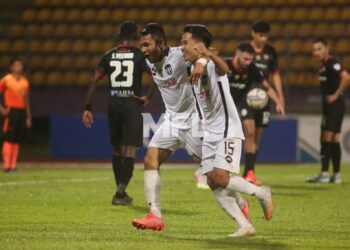 FAIZ Nasir (kanan) dan Faisal Halim berjaya mencetak nama sebagai penjaring dalam aksi suku akhir kedua Terengganu menentang Sarawak United di Stadium UiTM, Shah Alam, malam ini.