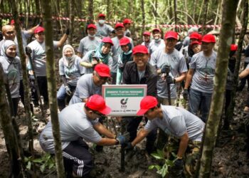 AHMAD Hashimi Abdul Manap (tengah) bersama peserta menandakan kawasan penanaman pokok bakau oleh Gas Malaysia semasa program CSR syarikat itu di Taman Alam Kuala Selangor, Selangor, semalam. – UTUSAN/ZULFADHLI ZAKI