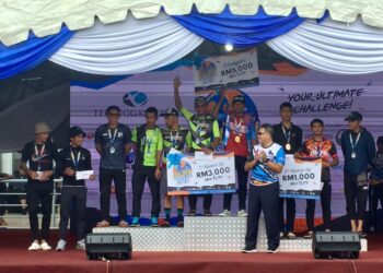 TENGKU Farok Hussin Tengku Abdul Jalil (empat dari kanan) menyampaikan hadiah kepada pemenang Kejohanan International Golden Monsoon Ride di Lembah Bidong, Setiu, Terengganu, hari ini. - UTUSAN/TENGKU DANISH BAHRI TENGKU YUSOFF