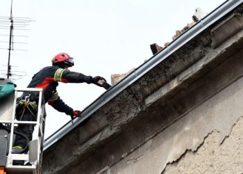 ANGGOTA BOMBA membersihkan serpihan atap rumah  yang rosak di Zagreb, Crotia selepas gempa bumi melanda negara itu pada Mac lalu. - AFP