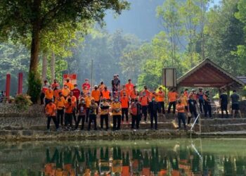 TUANKU Syed Faizuddin Putra Jamalullail meninjau kemudahan yang terdapat di kawasan Bukit Ayer, Kangar, Perlis, hari ini.