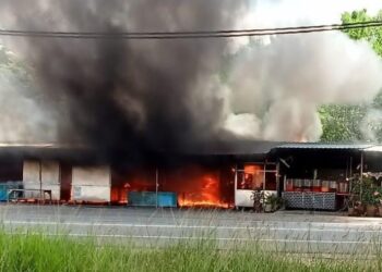 API marak membakar enam buah gerai makanan dan minuman dalam kejadian kebakaran di Jalan Jerantut-Temerloh berdekatan Pasar Borong di Jerantut, Pahang. - FOTO/IHSAN ORANG RAMAI