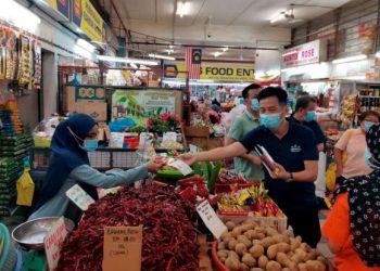 OH Tong Keong (tengah) bersama-sama beberapa pemimpin Gerakan ketika turun padang bertemu golongan peniaga di Pasar Bayan Baru, Georgetown, Pulau Pinang, semalam.