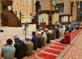 SEBAHAGIAN jemaah menunaikan solat sunat khusuf dan mengikuti khutbah khas gerhana di Masjid Putra, Putrajaya. - UTUSAN/AMREE AHMAD