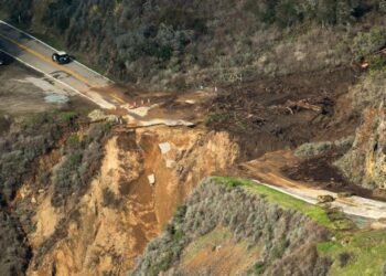 PEMANDANGAN Lebuh Raya 1 selepas berlaku runtuhan tanah di California. -AGENSI