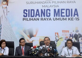 ABDUL Ghani Salleh ketika mengumumkan keputusan rasmi PRU15 di Putrajaya. - UTUSAN/FAISOL MUSTAFA