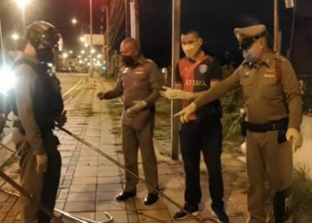 PASUKAN polis membuat persiapan sebelum menyiasat sebuah rumah kedai yang didakwa berhantu. - AGENSI