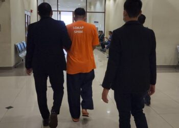 SEORANG pengurus Pusat GiatMara daerah di negeri ini direman bagi membantu siasatan oleh SPRM di Kuantan, Pahang.