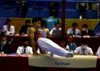 Zulbahrin Mat Asri dan gimnas muda lain berpotensi untuk meraih pingat pada penampilan edisi akan datang dalam acara gimnastik artistik berpasukan lelaki di Kemboja tahun depan.- UTUSAN/SHIDDIEQIIN ZON