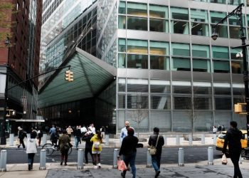 Suasana agak sibuk dirakamkan di hadapan ibu pejabat Goldman Sachs, New York sebelum penularan Covid-19. Syarikat terbabit dilaporkan akan memberhentikan lagi pekerjanya akibat pandemik itu. – AFP