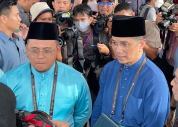 MOHAMED Azmin Ali (kanan) bertanding merebut kerusi Parlimen Gombak dengan ‘muridnya’, Amirudin Shari di pusat penamaan calon di SMK Sungai Pusu, Gombak, Selangor.