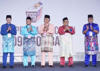 (Dari kiri) MOHAMED Azmin Ali, Amirudin Shari, Aziz Jamaludin Mhd. Tahir, Zulkifli Ahmad dan Megat Zulkarnain Omardin dinamakan sebagai calon PRU15 bagi Parlimen Gombak di pusat penamaan calon SMK Sungai Pusu Gombak, Selangor, semalam. -UTUSAN/FAUZI BAHARUDIN