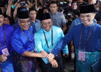 MOHAMED Azmin Ali (kanan), Megat Zulkarnain Omardin  (kiri) dan Amirudin Shari (tengah) semasa proses penamaan calon PRU15 bagi Parlimen Gombak di SMK Sungai Pusu Gombak, Selangor, hari ini. -UTUSAN/FAUZI BAHARUDIN