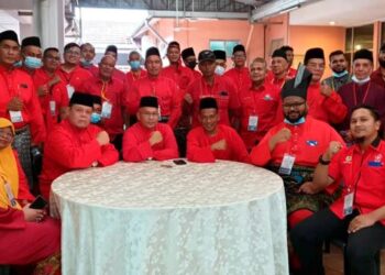 Ahmad Ishak (duduk, tiga dari kanan) bersama barisan kepemimpinan Bersatu Bahagian Gopeng pada Persidangan Perwakilan bahagian berkenaan di Ipoh hari ini. - FOTO:  Zaki Salleh