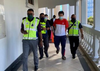 BRYAN Tan Pei Er dibawa ke Mahkamah Majistret Kuala Lumpur bagi menghadapi pertuduhan berhubung kes penipuan melibatkan pembelian PlayStation 5. - FOTO/NORLIZAH ABAS