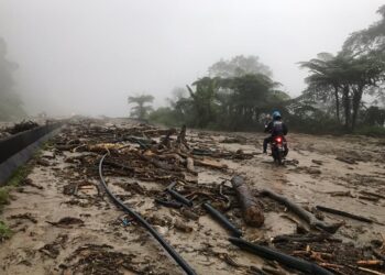 JALAN Gua Musang-Lojing di Kilometer 92 ditutup kepada semua jenis kenderaan selepas berlaku tanah runtuh dari lereng bukit yang turut mengakibatkan banjir lumpur di laluan tersebut. - UTUSAN/AIMUNI TUAN LAH