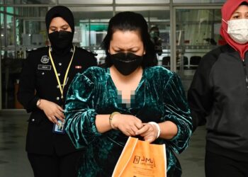 NUR Aliyyah Habibah Jackson Ghani (tengah) hadir ke Mahkamah Majistret, Shah Alam, Selangor atas pertuduhan pengubahan wang haram pada hari ini. -  UTUSAN/ZULFADHLI ZAKI