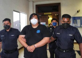 NORMAN Zakaria (tengah) mengaku tidak bersalah memindahkan wang hasil aktiviti haram berjumlah RM470,000 di Mahkamah Sesyen Shah Alam, Selangor hari ini.