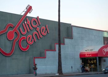 Guitar Center mula berope­rasi sebagai kedai menjual alat muzik organ pada 1959.  - AFP