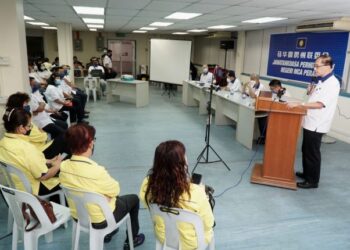 MAH Hang Soon (kanan) berucap pada Mesyuarat Agung Tahunan MCA Perak di Wisma MCA Perak di Ipoh, Perak, hari ini. - FOTO/ZULFACHRI ZULKIFLI