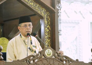 MUHAMMAD Yahya menyampaikan khutbah Jumaat di Masjid Sultan Idris Shah II di Ipoh hari ini. - UTUSAN/MUHAMAD NAZREEN SYAH MUSTHAFA